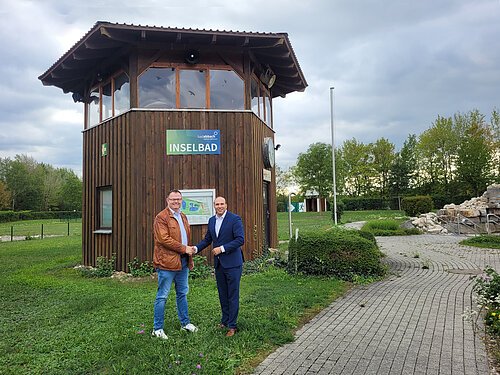 Zusage Fördergelder für Sanierung Inselbad Bad Abbach Zusage Fördergelder für Sanierung Inselbad Bad Abbach, Dr. Benedikt Grünewald und Florian Oßner