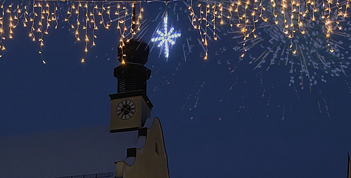 Marktkirche mit Weihnachtsbeleuchtung Kirchturm mit Uhr bei Nacht, darüber Lichterketten und ein leuchtender Stern, im Hintergrund Feuerwerk
