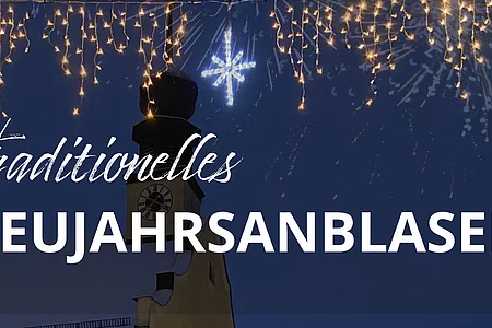 Turmuhr bei Nacht mit Lichterketten und Feuerwerk, Text „Traditionelles Neujahrsanblasen“