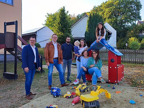 Neue Geräte für Poikamer Spielplatz Neue Geräte für Poikamer Spielplatz
Bildunterschrift: Familie Vogl mit Andreas Diermeier, Bürgermeister Dr. Benedikt Grünewald (beide links), Andrea Birzer und Andrea Halbauer (beide sitzend)