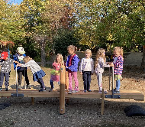 Kinder auf der Stehwippe im Kindergarten St. Nikolaus