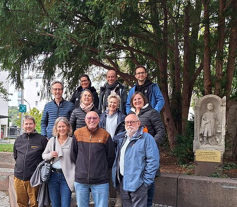 Die beiden Partnerschaftskomitees aus Bad Abbach und Charbonnieres-les-Bains beim Treffen auf halber Strecke (mi-chemin)